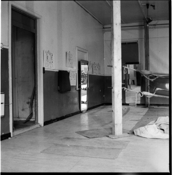 M 1971 00 00 lomholt the trans quiet dressingroom 004